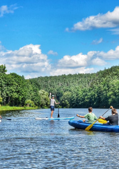 Des personnes pagayant en kayak et paddle sur une rivière au Camping Prima, Bohême du Sud, République tchèque.