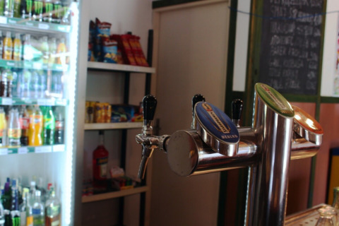 Grifos de cerveza, refrigerador de bebidas y snacks en el bar del parque Camping Prima en Bohemia del Sur, Chequia.