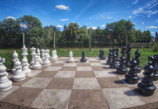 Una scacchiera gigante all'aperto con pezzi grandi al Camping Prima in Boemia Meridionale, Repubblica Ceca.