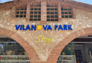 Geschäftsfassade mit dem Schild 'Vilanova Park Shop' im Vilanova Park Campingplatz, Katalonien, Spanien.