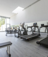 Moderne fitnesscenter på Vilanova Park Campingplads i Catalonien, Spanien, med løbebånd og udstyr.