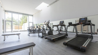 Gimnasio moderno en el camping Vilanova Park en Cataluña, España, con cintas de correr y equipamiento.