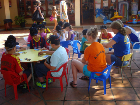 Kinder nehmen an betreuten Spielen mit Animateuren auf dem Vilanova Park Campingplatz in Katalonien, Spanien teil.
