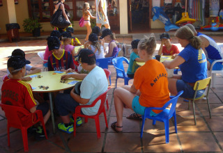 Kinderen nemen deel aan georganiseerde animatie op het Vilanova Park Campsite in Catalonië, Spanje.