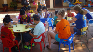 Niños participan en actividades organizadas con animadores en el camping Vilanova Park, Cataluña, España.