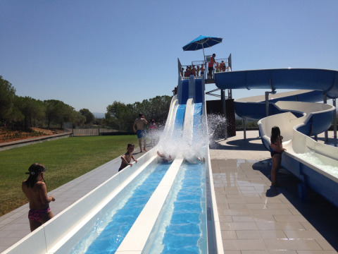 Kinderen spelen op de waterglijbanen in Vilanova Park Campsite, een vakantiepark in Catalonië, Spanje.