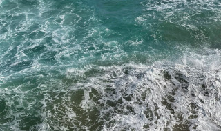 Vista del mar Mediterráneo con olas y costa rocosa cerca de Vilanova i la Geltrú, Cataluña, España.