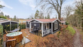 Udendørsbillede af Wellness Lodge ved De Thijmse Berg i Holland med jacuzzi og træterrasse.