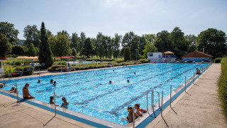 Piscina al aire libre con visitantes en Camping Walsheim, un parque vacacional en Saarland, Alemania.