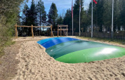 Grande cuscino gonfiabile per saltare e altalene nell’area giochi di Tolne Camping, Jutland del Nord, Danimarca.