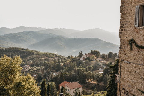 Vista sulle colline e le case da Camping Luna del Monte, un villaggio turistico in Umbria, Italia.
