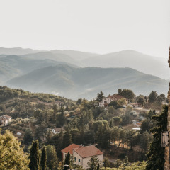 Vista panorámica de colinas y casas desde el camping Luna del Monte, un parque vacacional en Umbría, Italia.