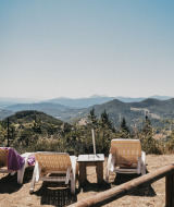 Tumbonas con vistas a las colinas en Camping Luna del Monte, un parque vacacional en Umbría, Italia.