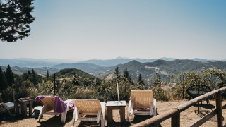 Tumbonas con vistas a las colinas en Camping Luna del Monte, un parque vacacional en Umbría, Italia.