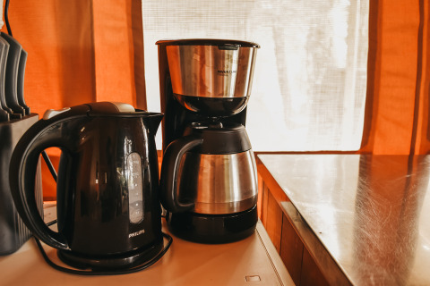 Cafetière et bouilloire électrique posées sur le plan de travail d'une tente safari au Camping Luna del Monte, Italie.
