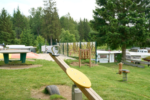Parco giochi con altalena, tavolo da ping pong e attrezzature al Camping Braunlage, Bassa Sassonia, Germania.