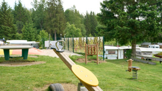 Parque infantil con balancín, mesa de ping pong y juegos en Camping Braunlage, Baja Sajonia, Alemania.