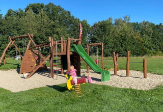 Bambini giocano su un parco giochi con scivolo e dondolo al Camping de Regenboog a Ústí nad Labem, Repubblica Ceca.