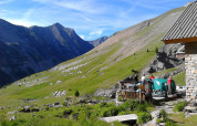 Bjergrigt landskab ved Camping Lou Passavous, Provence-Alpes-Côte d’Azur, Frankrig, med folk udendørs.