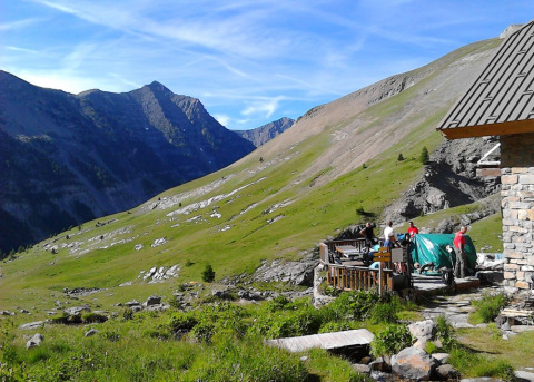 Paisaje montañoso en Camping Lou Passavous, Provence-Alpes-Côte d’Azur, Francia, con personas al aire libre.