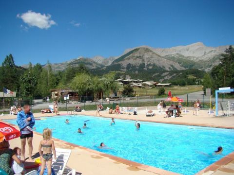 Piscina al aire libre en Camping Lou Passavous, un parque vacacional en Provence-Alpes-Côte d’Azur, Francia.