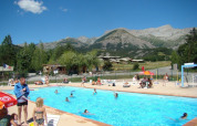 Udendørs swimmingpool på Camping Lou Passavous i Provence-Alpes-Côte d’Azur med bjergrig baggrund.