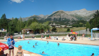 Piscina all'aperto al Camping Lou Passavous, villaggio vacanze in Provenza-Alpi-Costa Azzurra, Francia.