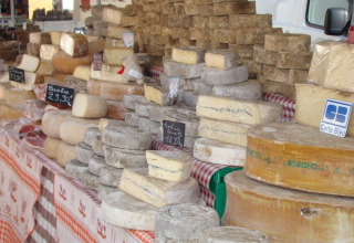 Eine Auswahl verschiedener Käsesorten auf einem Markt in Provence-Alpes-Côte d’Azur, Frankreich.