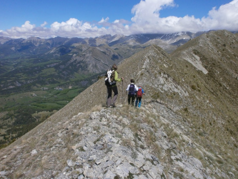 Escursionisti camminano su una cresta di montagna in Provenza-Alpi-Costa Azzurra, Francia, con ampio panorama.
