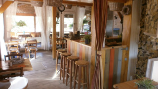 Accogliente zona pranzo comune al Camping Lou Passavous con arredi in legno e tende chiare in Provenza.