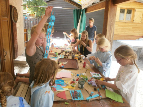 Bambini che fanno lavoretti creativi all'aperto al Camping Lou Passavous in Provenza-Alpi-Costa Azzurra, Francia.