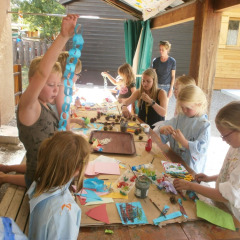 Bambini che fanno lavoretti creativi all'aperto al Camping Lou Passavous in Provenza-Alpi-Costa Azzurra, Francia.