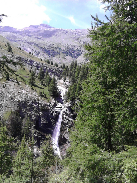 Cascata in un paesaggio montuoso e boscoso vicino a Le Vernet, Provenza-Alpi-Costa Azzurra, Francia.