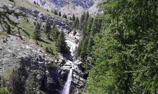 Cascata in un paesaggio montuoso e boscoso vicino a Le Vernet, Provenza-Alpi-Costa Azzurra, Francia.