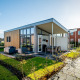 Moderne tiny house Knilles Luxe med glasfacade og terrasse i resortet Tusken de Marren, Nederlandene.