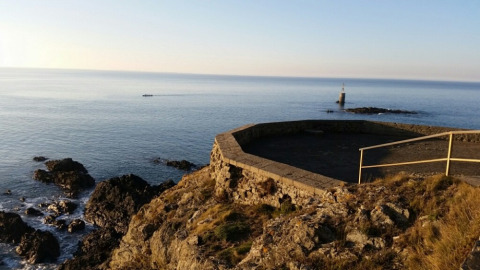Vista sul mare da una scogliera al Camping O2, villaggio turistico in Normandia, Francia, all'alba.