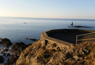 Vista sul mare da una scogliera al Camping O2, villaggio turistico in Normandia, Francia, all'alba.