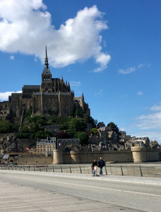 Foto af den ikoniske Mont Saint-Michel, et historisk kloster beliggende på en klippe i Normandiet, Frankrig.