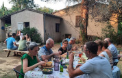 Udendørs middag i haven på Domaine La Sauzette, hvor gæster nyder mad og socialt samvær i Occitanie.