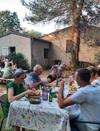 Cena al aire libre en Domaine La Sauzette, parque vacacional en Occitanie, Francia, con huéspedes compartiendo.