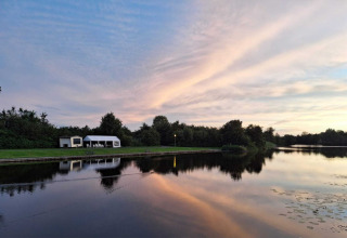 Vue paisible au bord du lac à Camping de Kleine Wielen, Friesland, Pays-Bas, au coucher du soleil.