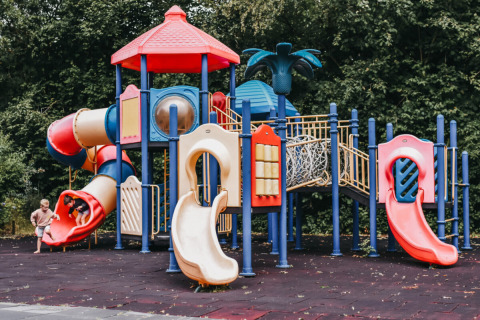 Colorido parque infantil con toboganes y niños en Camping de Kleine Wielen, Frisia, Países Bajos.