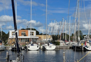 Boten aangemeerd in de jachthaven van Minicamping Marina Warns in Friesland, Nederland, bij mooi weer.
