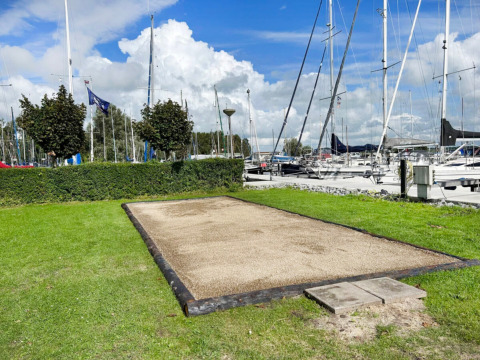 Bild eines Boule-Platzes im Freien am Jachthafen bei Minicamping Marina Warns in Friesland, Niederlande.