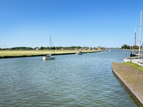 Vista di barche sull'acqua presso Minicamping Marina Warns, parco vacanze in Frisia, Paesi Bassi.