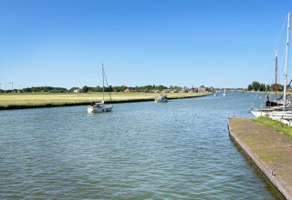 Panoramisch zicht op boten op het water bij Minicamping Marina Warns, vakantiepark in Friesland, Nederland.