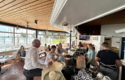 Clienti al bar con vista sul porto al Minicamping Marina Warns, Friesland, Paesi Bassi.