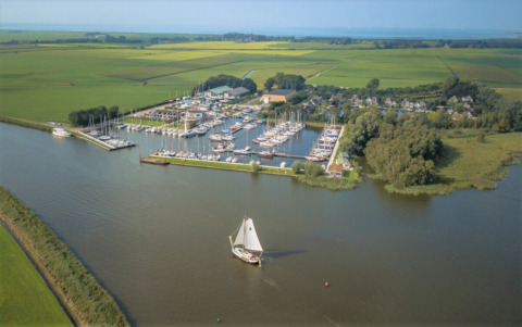 Vue aérienne du Minicamping Marina Warns, parc de vacances avec port de plaisance à Friesland, Pays-Bas.