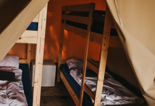 Indvendigt billede af Safari Tent Valley ved Camping Lucherino i Italien, med køjesenge og trægulv.