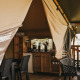 Safari-telt Garden ved Camping Lucherino i Italien med åbent telt, køkkenudstyr og udendørs siddepladser.